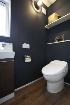 チューリップハウス
（株式会社竹田木材） 大開口の広々空間に、
素材と色使いでおしゃれ感をもたせた家 トイレ