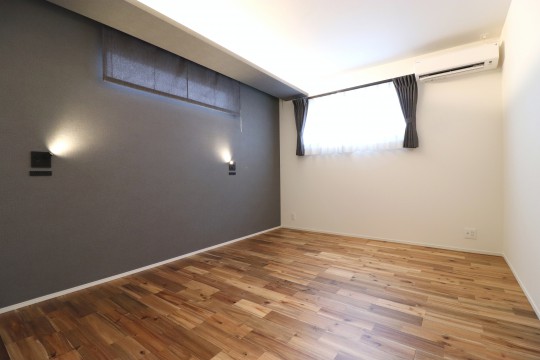 R+house高岡(塩谷建設株式会社) 装飾をそぎ落としたスタイリッシュな平屋 寝室