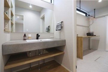 R+house高岡(塩谷建設株式会社) インナーガレージ付きの和モダンな平屋 洗面・バスルーム